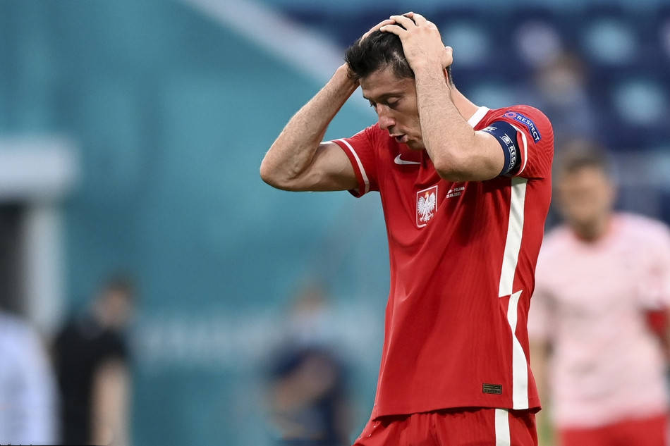 包含波兰艰难逼平斯洛伐克，保持不败，掌声雷动的词条