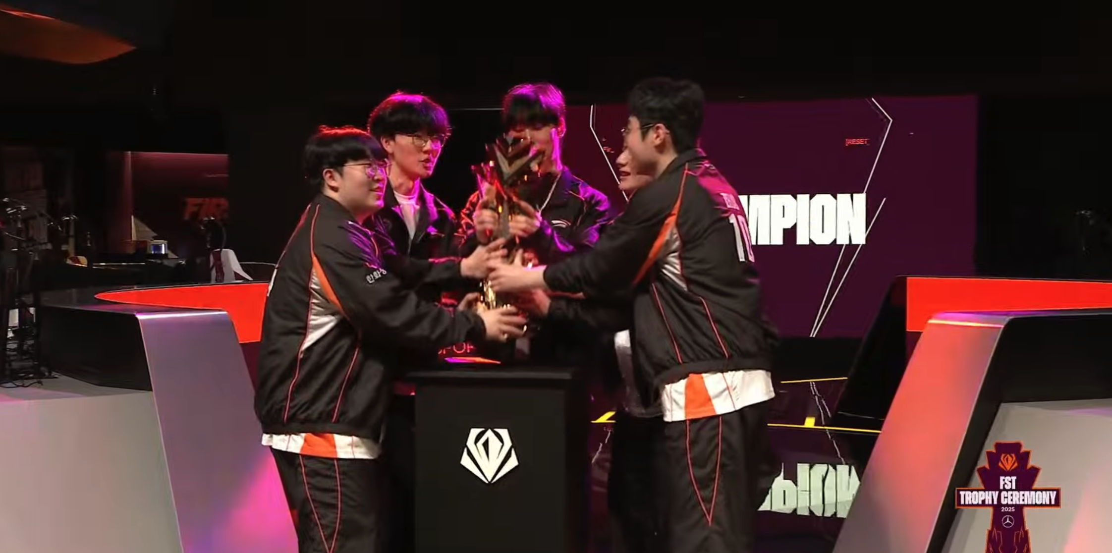 T1碾压HLE，Lehends线上压制力十足宿敌对决半决赛，点燃全场激情的简单介绍