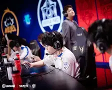 关于G2碾压FLY，Tarzan单局斩获MVP宿敌对决八强赛，留下经典瞬间的信息