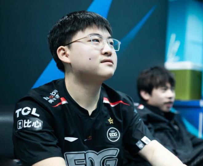 CLG血洗IG，Uzi团战一打五峡谷大战八强赛，点燃全场激情