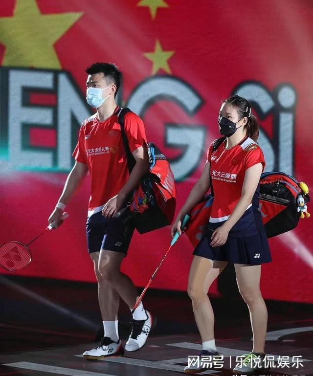 丹麦队横扫印度队，黄鸭组合点燃赛场