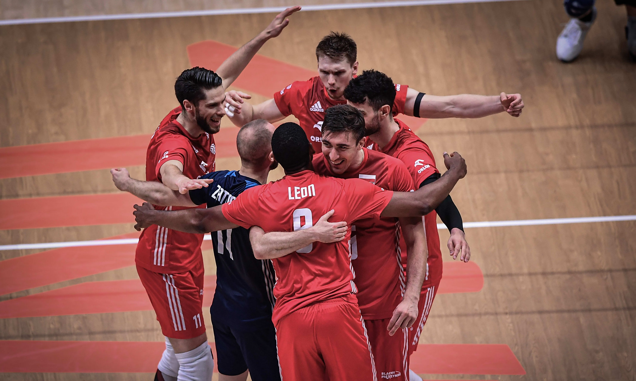 英格兰队鏖战波兰队，波尔高光表现