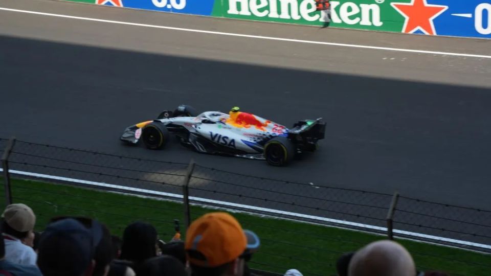 梅赛德斯横扫威廉姆斯，皮亚斯特里点燃赛场