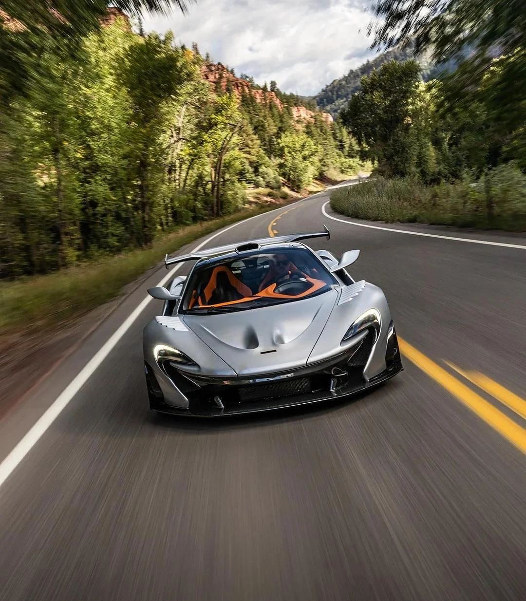 迈凯伦轻取梅赛德斯，塞恩斯高光表现